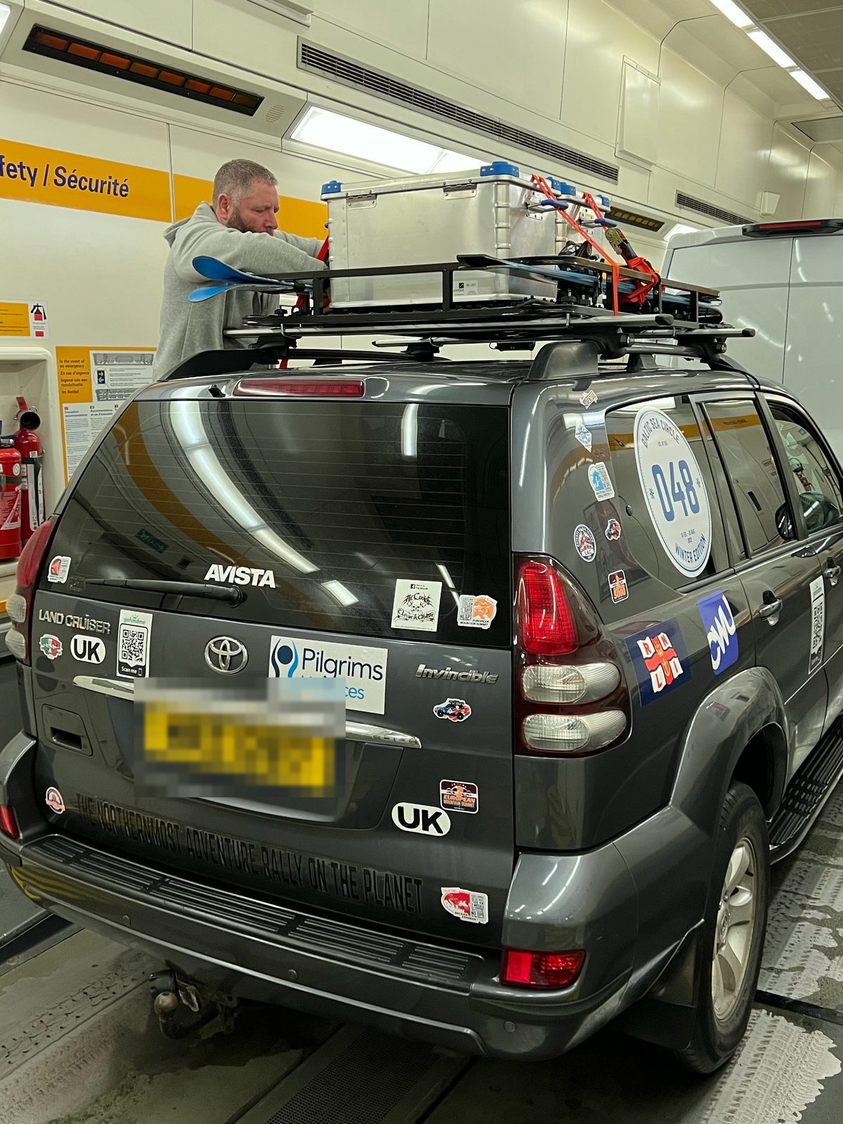 Loading the roof box on the Eurotunnel train. Packing technique: optimistic